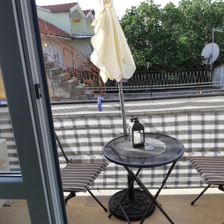 Apartman Laura M Vodice Exterior foto